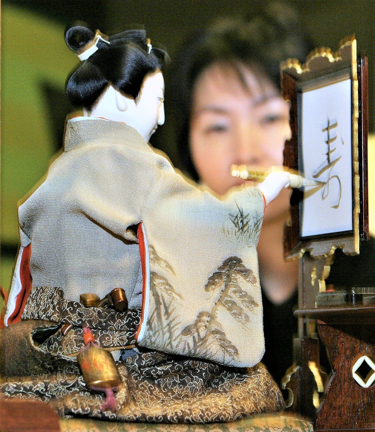 Automate calligraphe. Œuvre de la fin de l'époque d'Edo réalisée par Tanaka Hisashige, qui utilisait un dispositif à ressort pour écrire des caractères sur du papier japonais en appliquant de l'encre sur un pinceau. (Jiji)