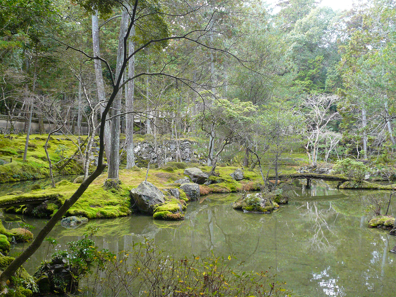 Jardin du temple de Saihô-ji, à Kyoto. Takemitsu aimait à se rendre dans ce jardin, l'esthétique austère des jardins zen souvent pour lui source d’inspiration.