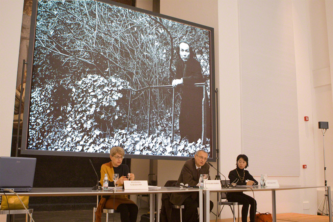 Takemitsu Tôru à l'écran, lors d’un symposium d'une journée consacré à son œuvre, dans le cadre du festival Milano Musica à Milan, en Italie, en 2009 (© Vico Chamla).