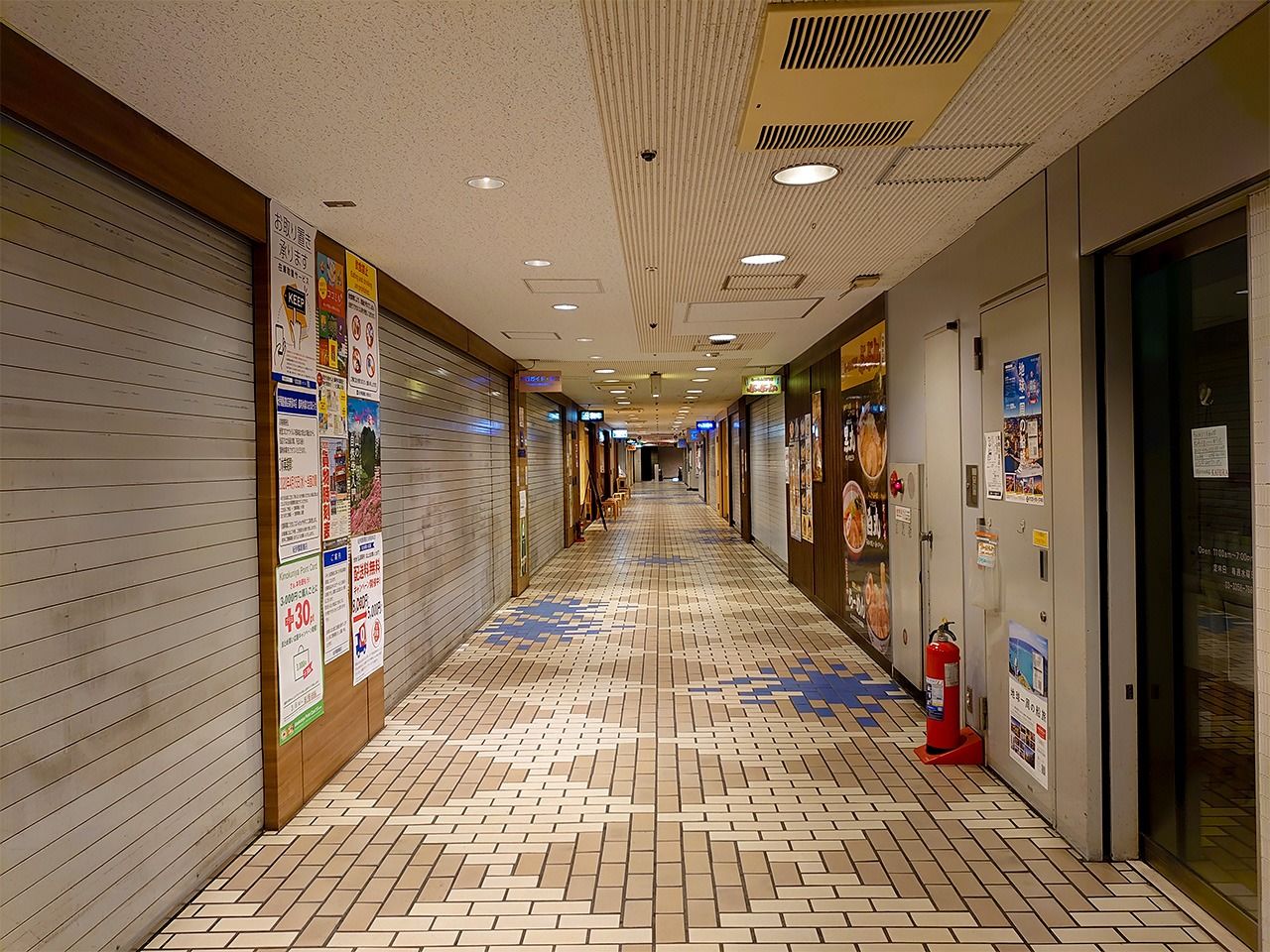 La galerie marchande en sous-sol du bâtiment Kinokuniya plongée dans le silence
