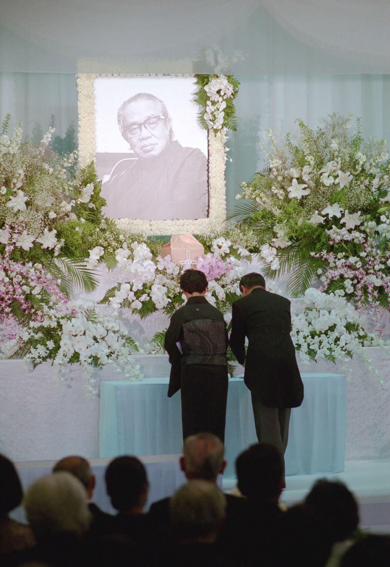 Le fils aîné de Matsumoto, Yôichi, et son épouse, ont offert des fleurs au service commémoratif de Matsumoto, qui s'est tenu le 10 août 1992. (© Jiji) 