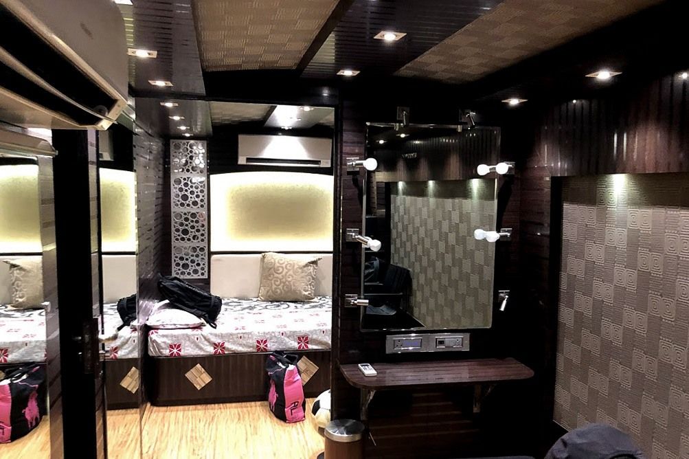 L’intérieur de la loge mobile que Tashiro Yoshinori a occupée pendant le tournage de Sumo était aussi luxueux que celui d’une chambre d’hôtel. (Photo avec l’aimable autorisation de Tashiro Yoshinori)