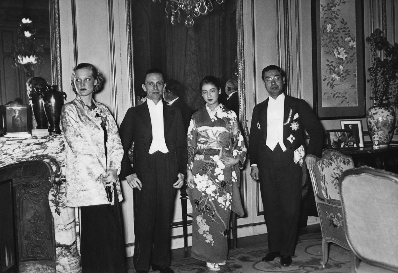 Janvier 1937, à l'ambassade du Japon à Berlin. De gauche à droite, Ruth Eweler, l'actrice allemande de La Fille du samouraï, Goebbels, ministre de la Propagande, Hara Setsuko et Mushanokōji Kintomo, ambassadeur du Japon. (Ullstein Bild/AFURO)