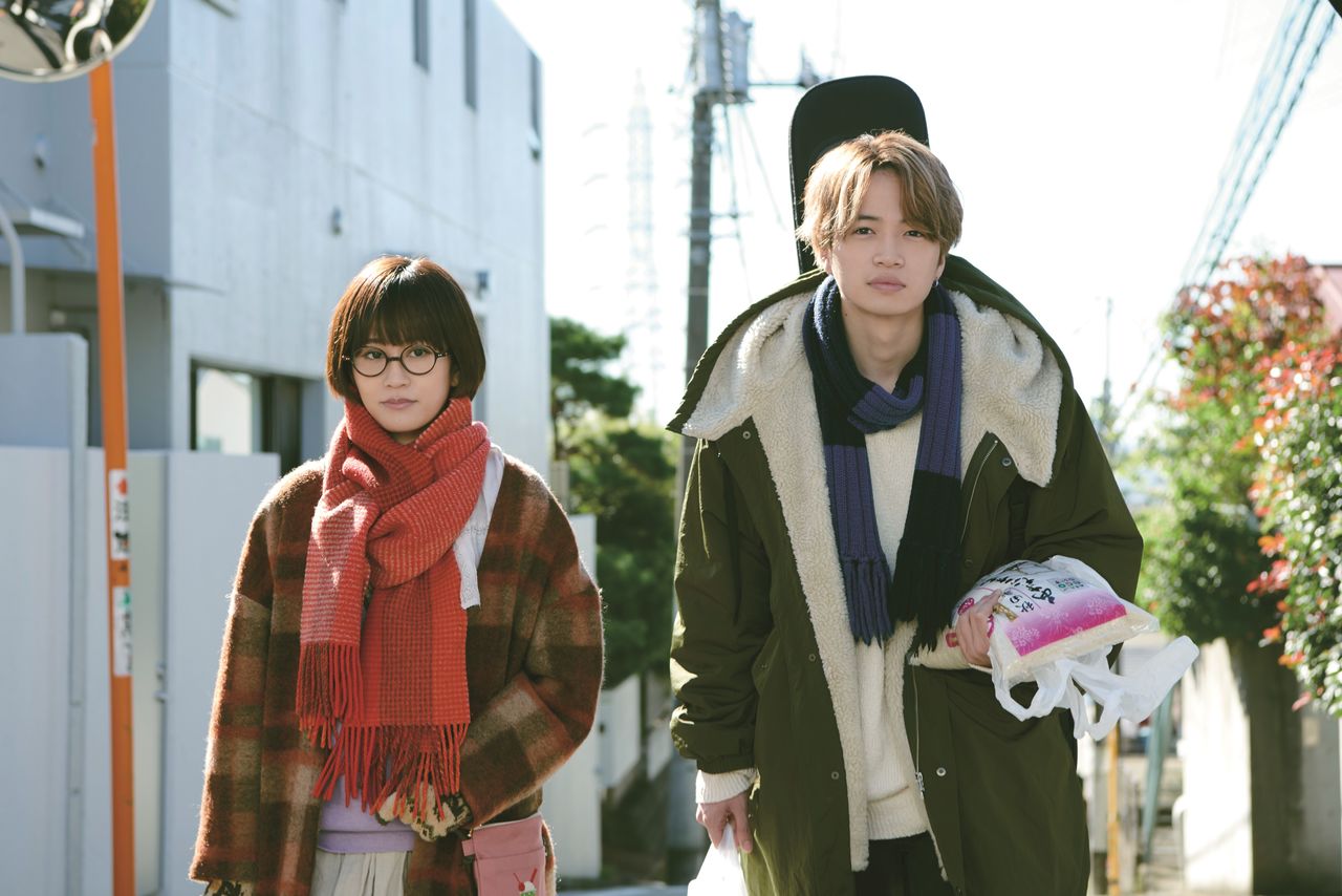 Machiko commence à sortir avec Reito (Kikuchi Fûma), qui aimerait bien devenir musicien… © Comité de production du film Motto chôetsu shita tokoro e, 2022