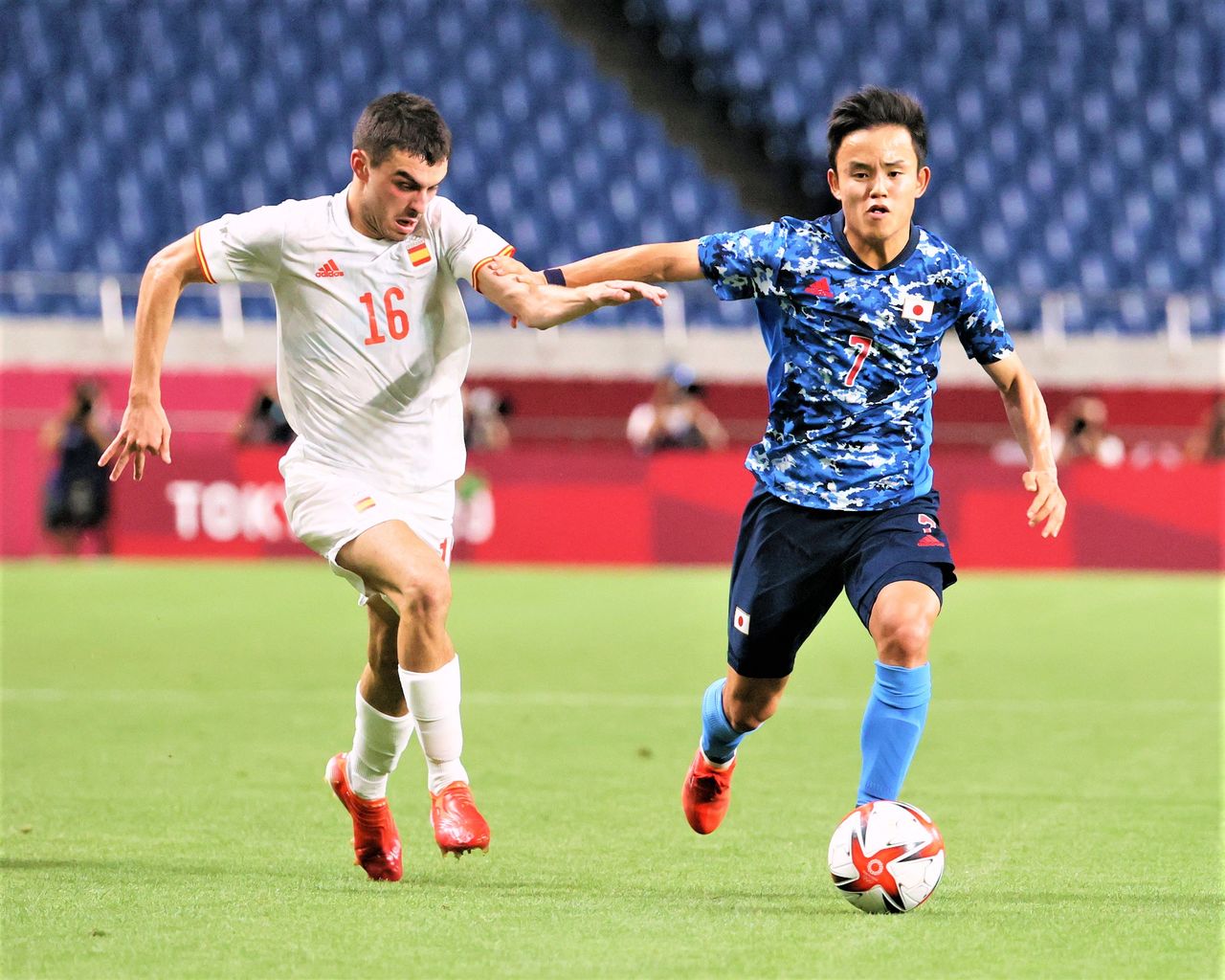Kubo Takefusa affronte le jeune espoir espagnol Pedri Gonzalez (à gauche) en demi-finale du tournoi de football des Jeux olympiques de Tokyo (stade Saitama, 3 août 2021). Jiji Press