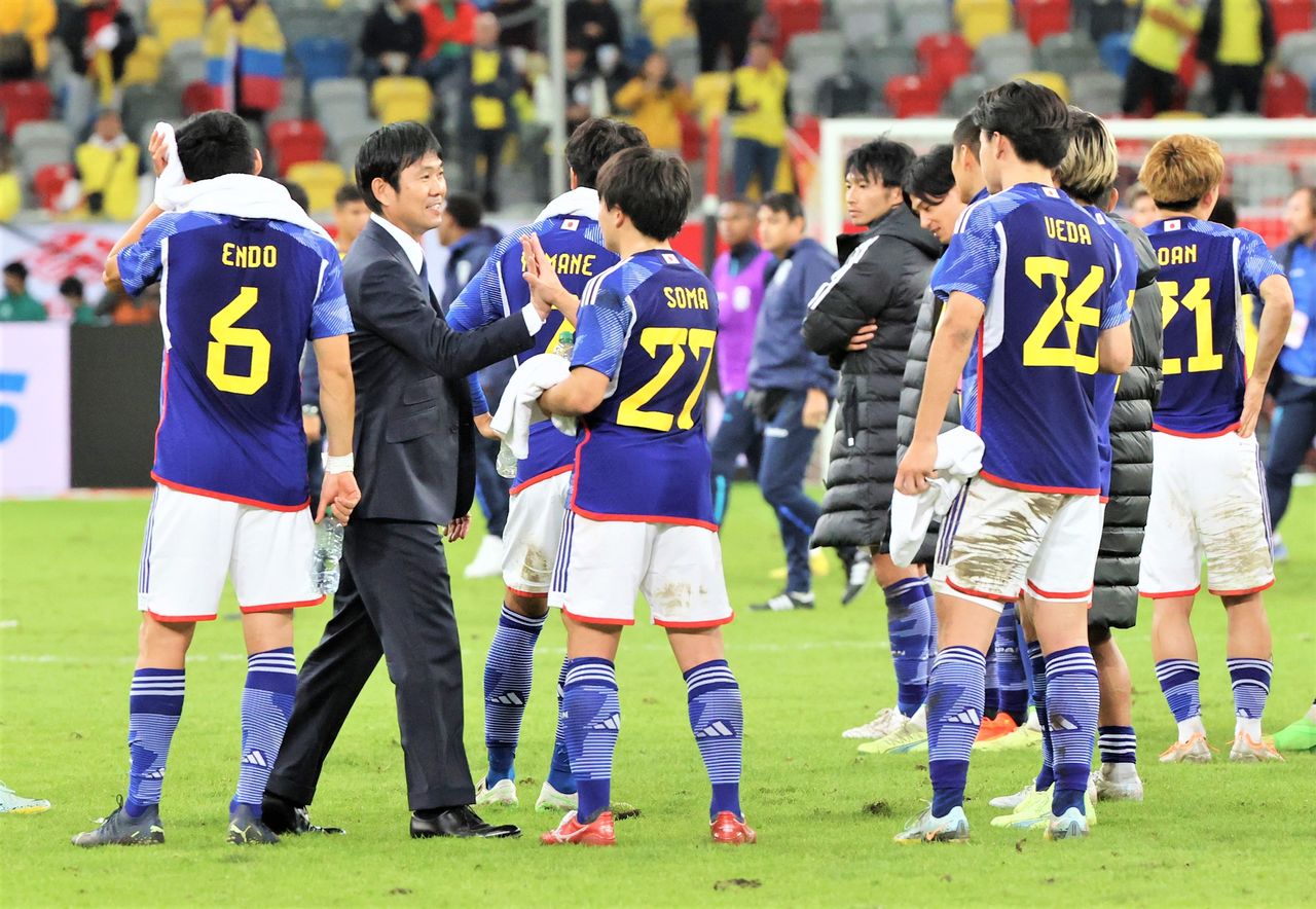 L’entraîneur Moriyasu (deuxième à gauche) dirige l’équipe japonaise depuis juillet 2018. Le Qatar sera le point culminant de plus de quatre années d’activité à la tête de l’équipe nationale (Düsseldorf, 27 septembre 2022). Jiji Press