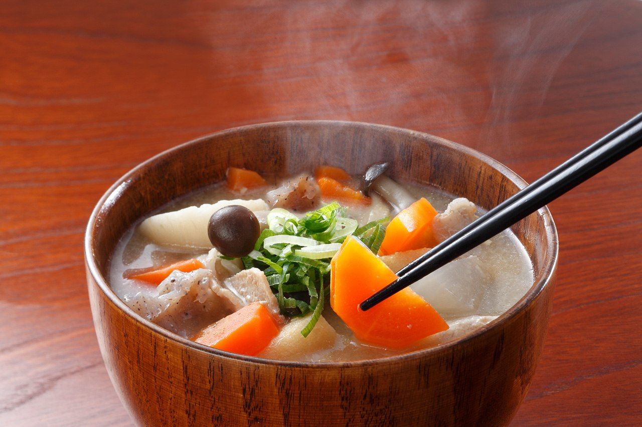 Une soupe miso au porc riche en légumes (Pixta)