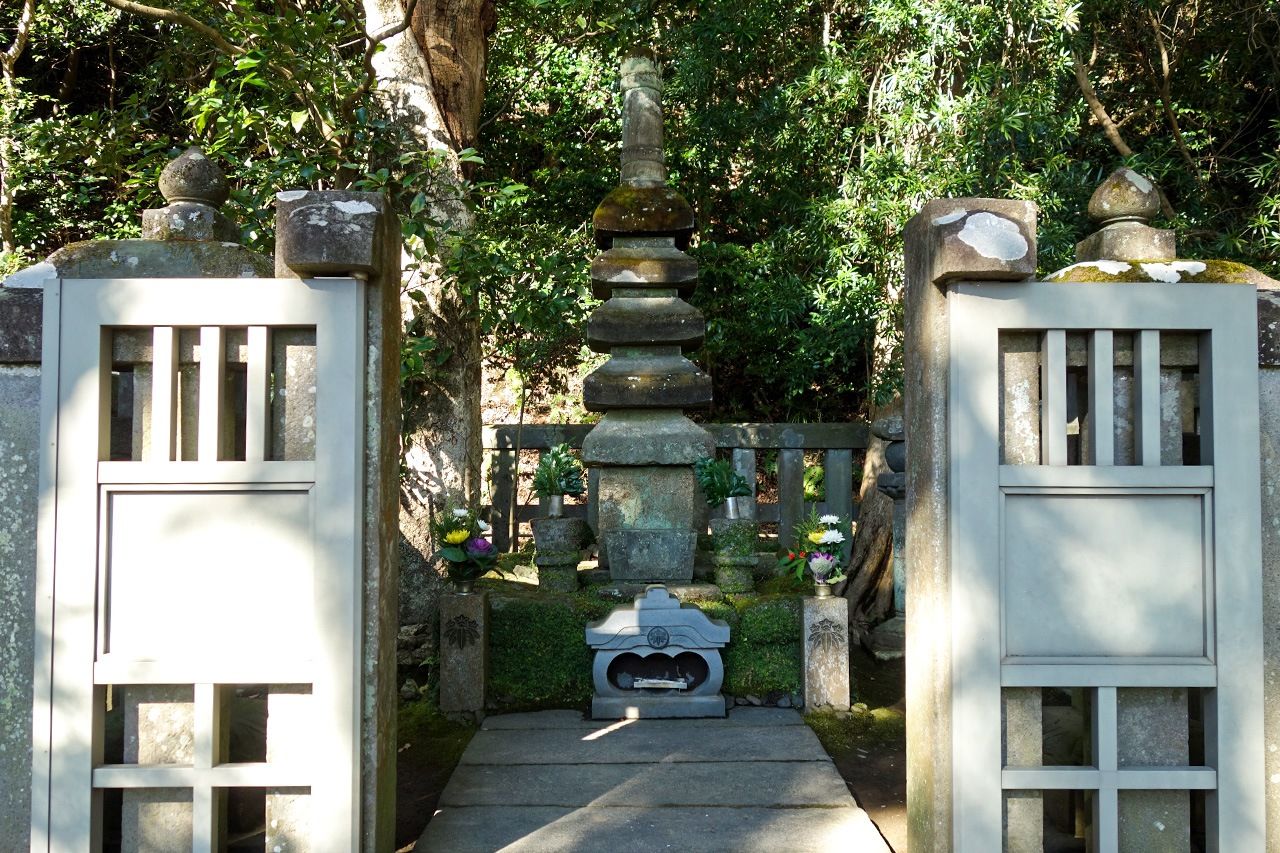 La tombe de Minamoto no Yoritomo, près des ruines du shogunat d’Ôkura.
