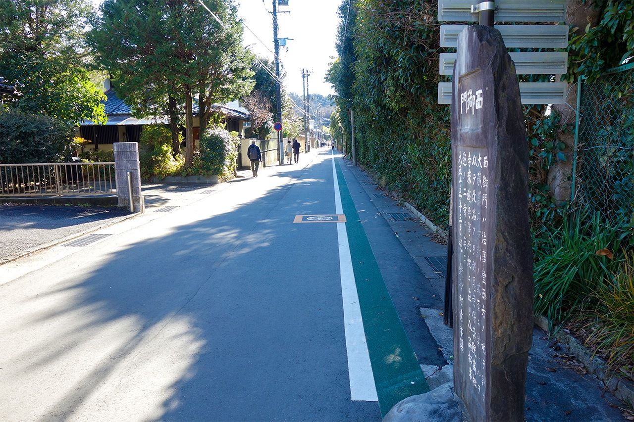 Le tronçon s’étendant depuis Nishi-Mikado (à l’avant) jusqu’à la route de Kanazawa-kaidô (à l’arrière) est considéré comme l'un des côtés des terrains de la résidence du shogun de Kamakura.
