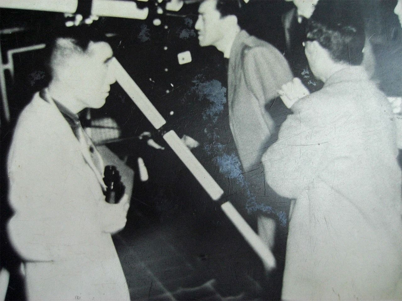 Mishima Yukio (à gauche), lors de la réunion d'observation à Hibiya (Tokyo) en juin 1957. (avec la permission du UFO fureai-kan (« Musée des contacts avec les ovnis »))