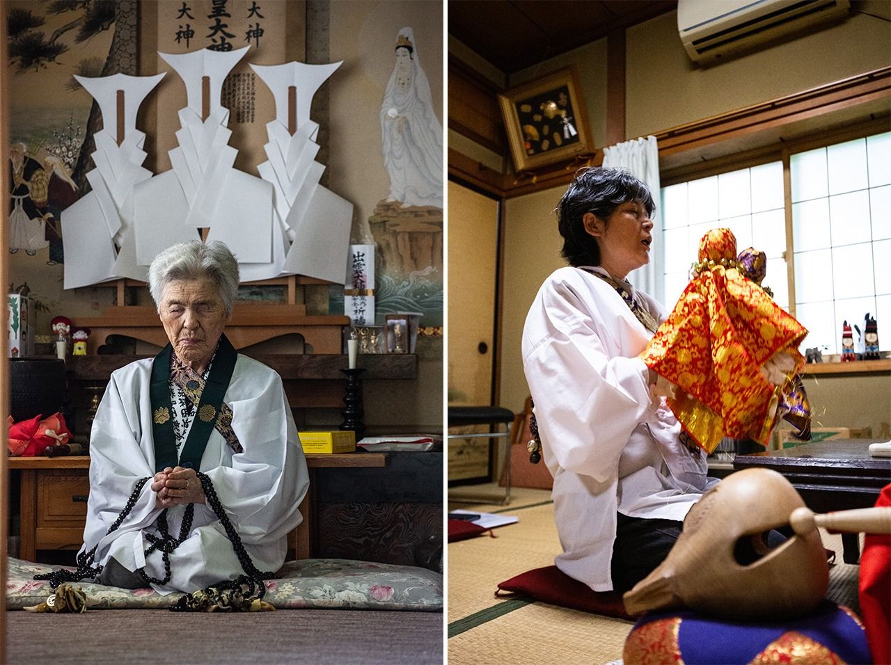 Nakamura Take (à gauche) et Matsuda Hiroko. Cette dernière pratique la désormais rare oshirasama asobase, un rite qui consiste à « réveiller » les dieux, incarnés dans les poupées oshirasama vénérées dans chaque famille en janvier. © Watada Aya