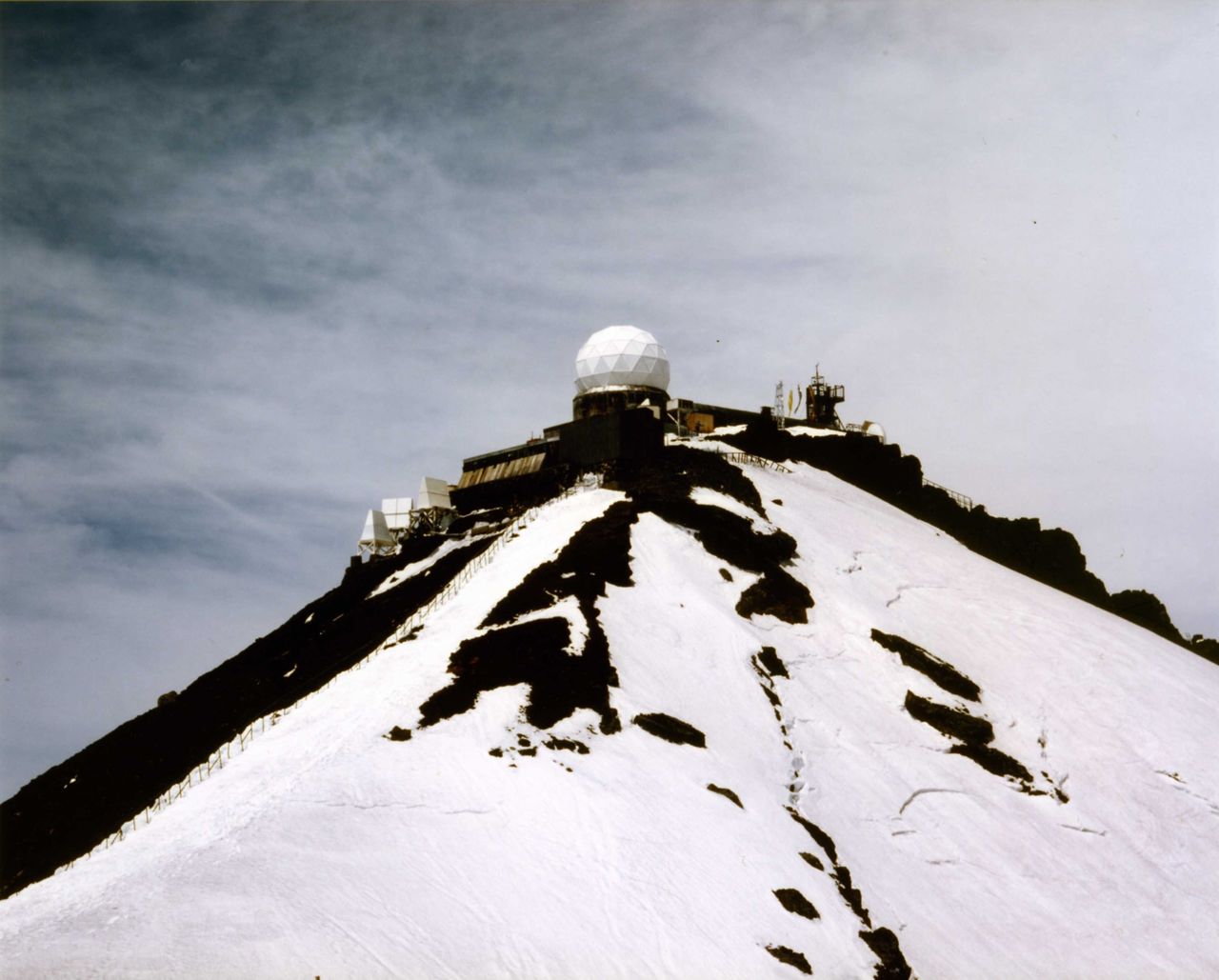 Le dôme du radar avant sa démolition en 2001. L’édifice reconstruit est aujourd’hui exposé au Musée du dôme du radar du Mont Juji, à Fujiyoshida, préfecture de Yamanashi. (Photo d’Iwazaki Hiroshi, chef de l’équipe de la Station de recherche du mont Fuji, la SRMF)