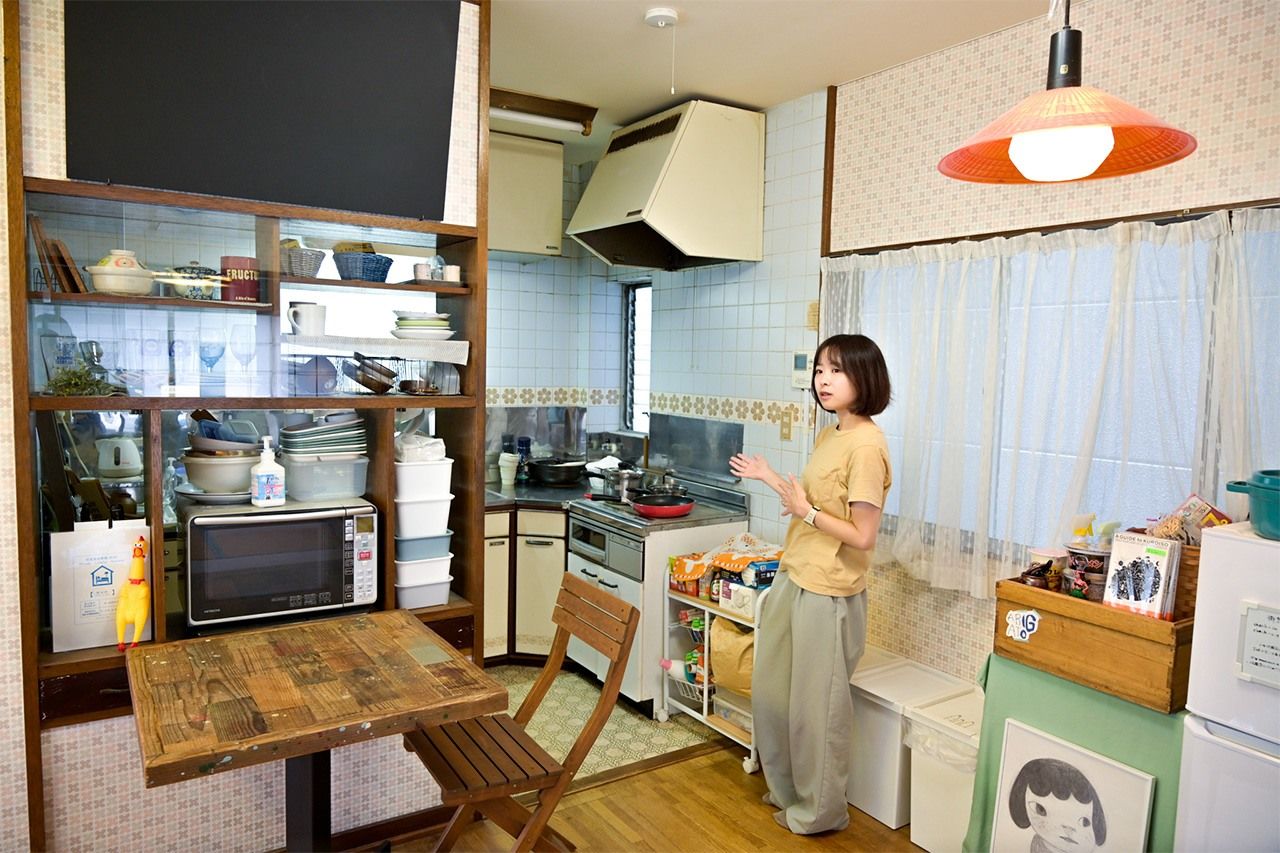 La cuisine communale au premier étage de l’auberge de jeunesse d’Ayano