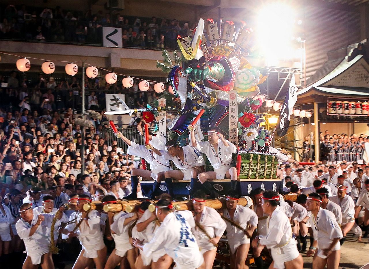 La fête Gion Yamakasa de Hakata, qui a lieu chaque année du 1e au 15 juillet, attire d’énormes foules. Son point culminant est une impressionnante course de chars appelée oiyama qui commence le matin du dernier jour, avant le lever du soleil. Photo prise le 15 juillet 2019. (©Jiji Press)