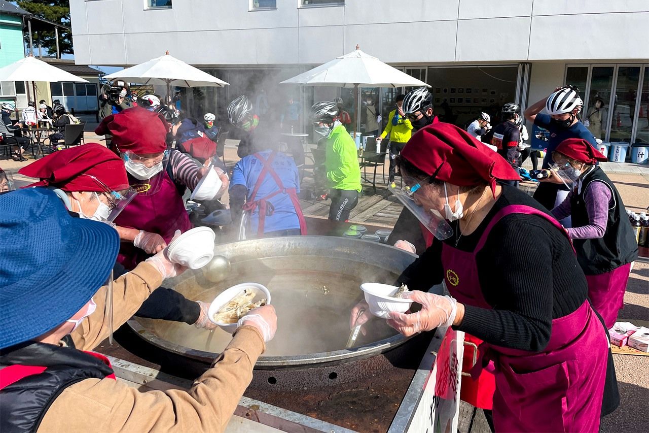 Soupe de morue chaude servie au poste de secours d'Asahi-machi lors de la course cycliste de la baie de Toyama.