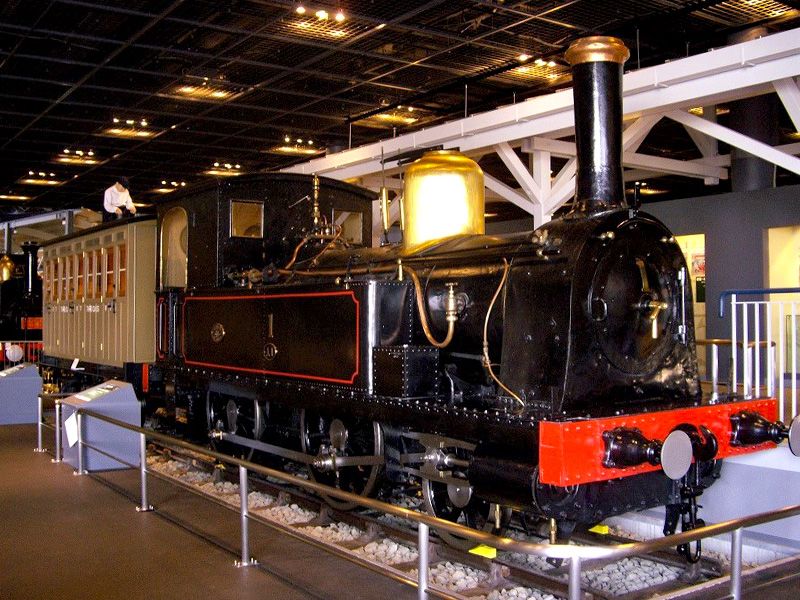 La première locomotive à vapeur importée au Japon de Grande-Bretagne, construite en 1871, est actuellement exposée au Railway Museum de la préfecture de Saitama. 
