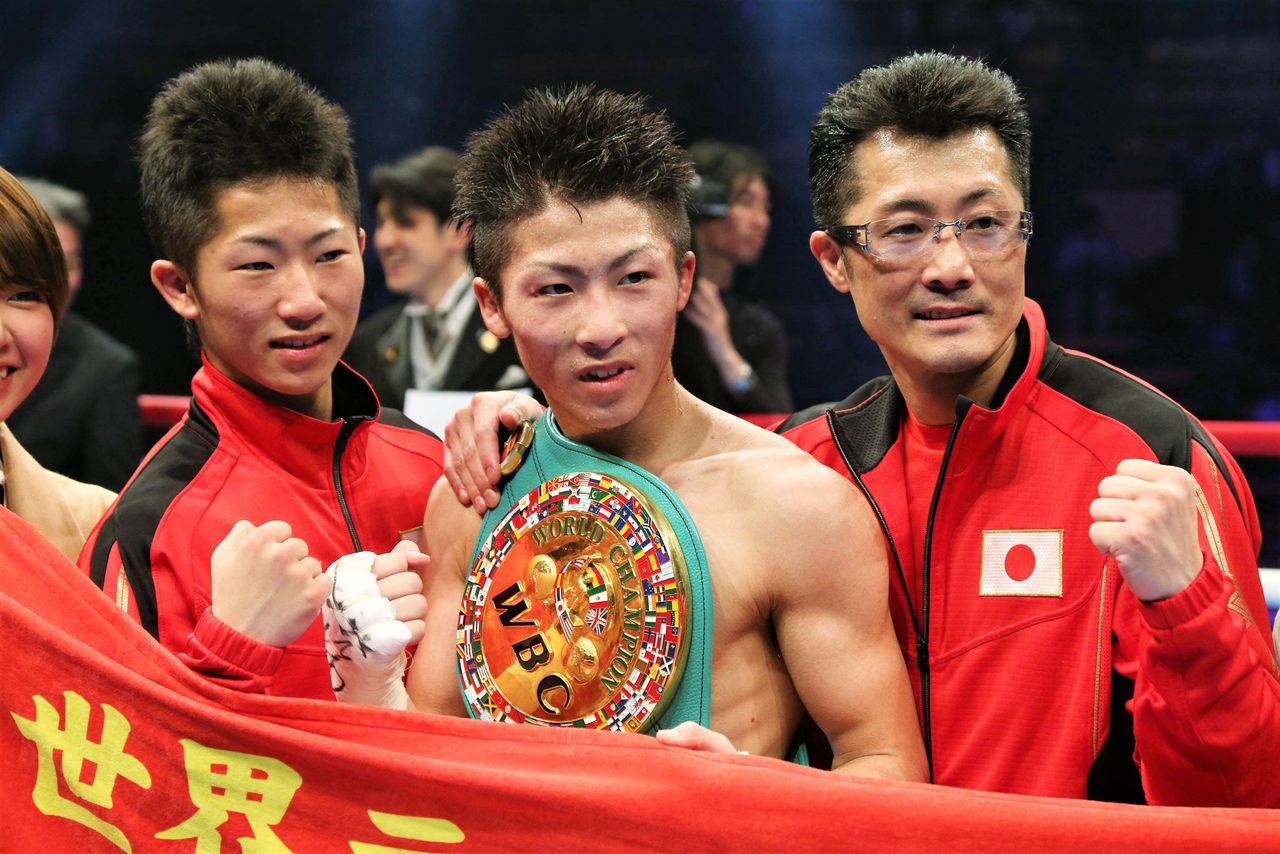 En 2014, Inoue Naoya remporte le titre WBC des poids mi-mouche lors de son sixième combat professionnel. À gauche, son frère cadet Takuma, ancien champion WBC poids Coq par intérim. À droite, leur père Shingo, père de deux champions du monde. Tokyo, le 6 avril 2014. (Jiji Press)