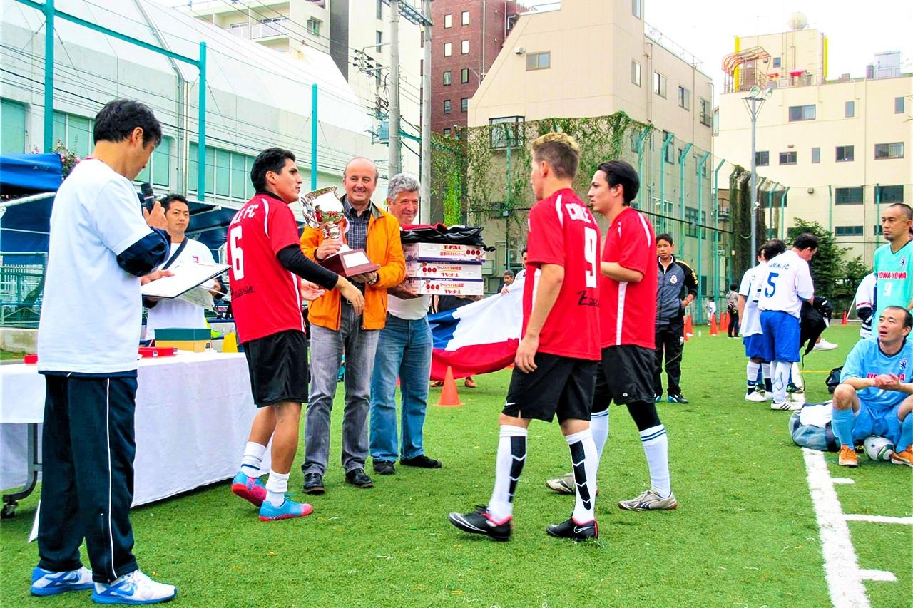 Eduardo est le sponsor de Copa Chile, mais ce qu’il préfère, c’est carrèment rejoindre les équipes sur le terrain. (© Eduardo Ferrada)