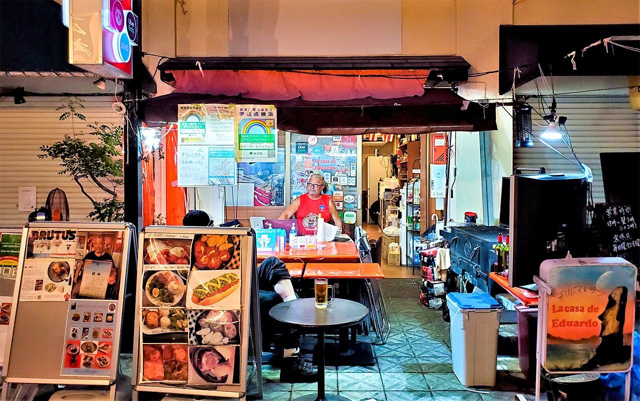 Le restaurant Casa de Eduardo, dans le quartier de Shin-Nakano (© Kumazaki Takashi)