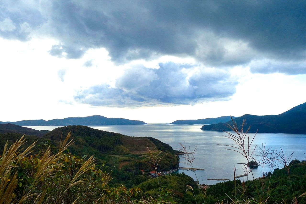 Photo prise depuis Nakanoshima, en direction de Chiburi-jima (à gauche) et des péninsules de Nishinoshima (à droite) (© Nippon.com)