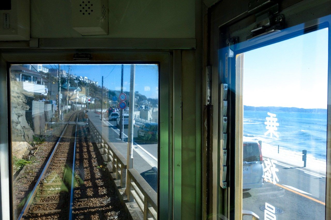 Vue de l'océan depuis le train Enoden, au-delà de la gare de Koshigoe