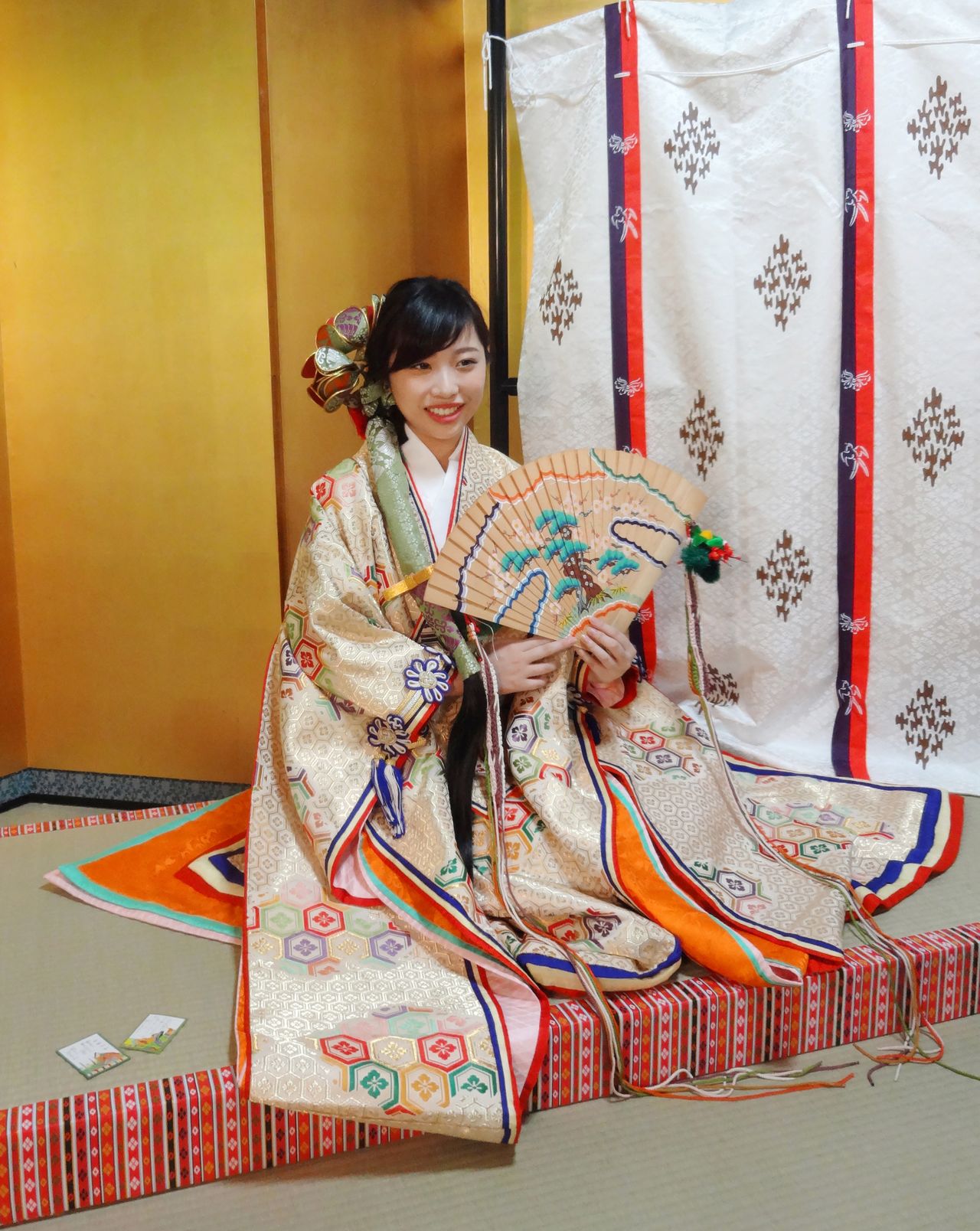Le sanctuaire Ômi-jingû offre aux visiteurs la possibilité de devenir des poètes de karuta avec des séances photos costumées. (© Jiji)