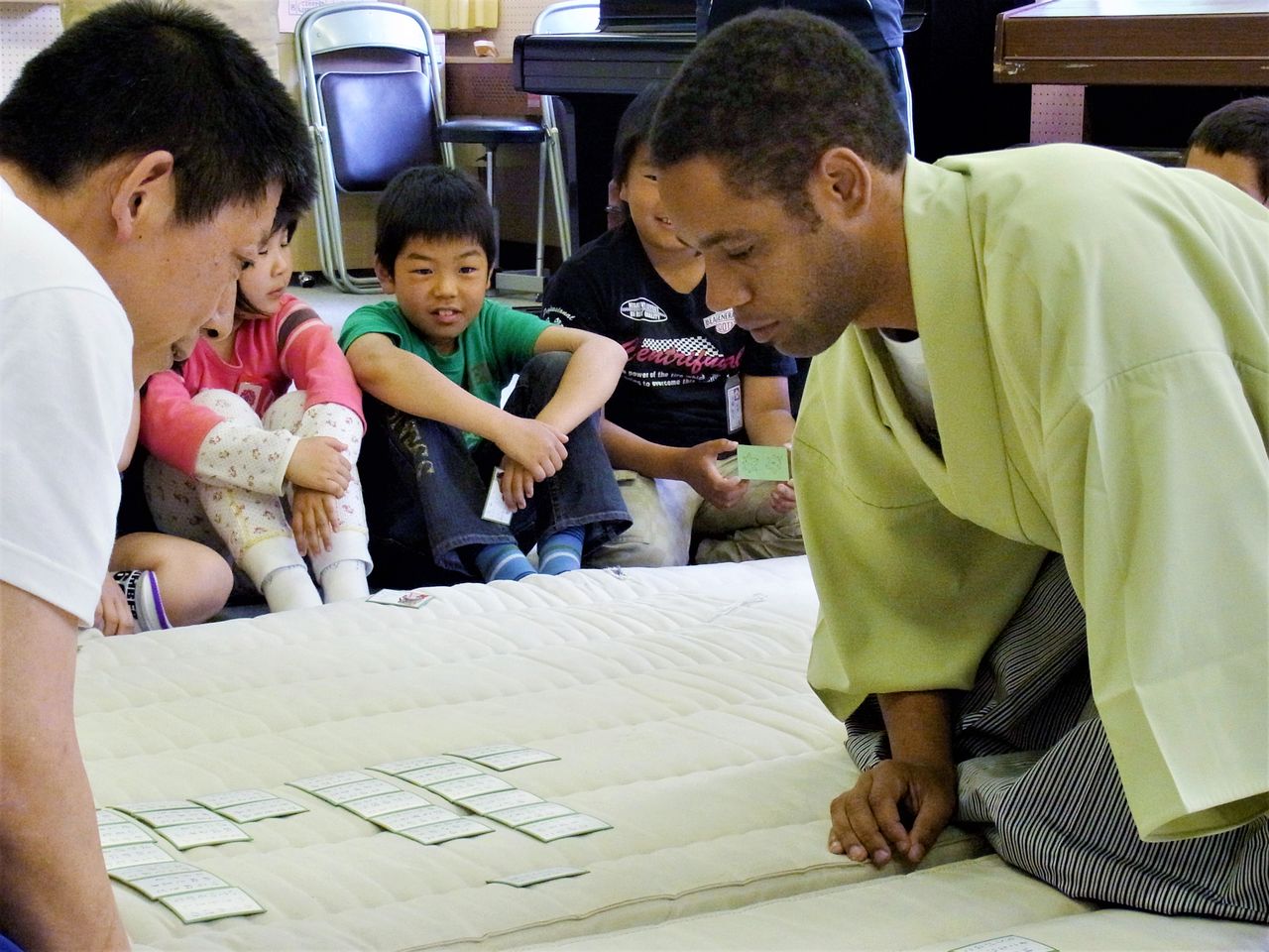 L’influence du manga Chihayafuru est telle que de plus en plus de personnes à l’étranger se lancent dans la compétition de karuta. Ici, Linton Rathgen, originaire de Nouvelle-Zélande, à l'école élémentaire Higashihama à Ishinomaki, au nord-est du Japon, le 17 mai 2011, offrant une démonstration aux enfants qui ont souffert du grand séisme du 11 mars. (© Jiji)