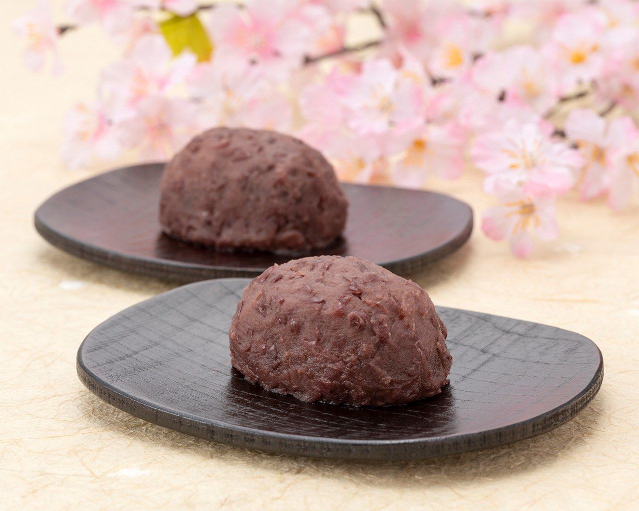 Gâteaux de riz connus sous le nom de botamochi au printemps et celui de ohagi en automne.