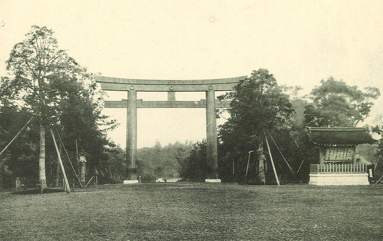 Le torii géant de l’entrée sud, proche d’Omotesandô, pendant la construction du sanctuaire.