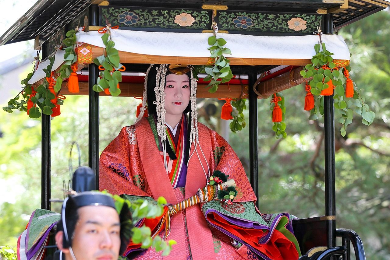 Le festival Aoi est une procession à la mode de Heian qui marque le début de l'été. Dans les temps anciens, une princesse impériale célibataire officiait au sanctuaire Kamo au nom de l'empereur, mais aujourd'hui, ce rôle dans le festival est confié à une jeune femme célibataire, revêtue d'un kimono cérémoniel à douze couches. Le 15 mai 2018 (Jiji)