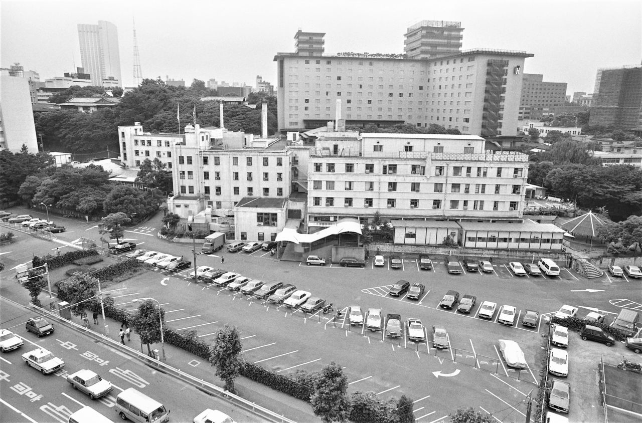 L’hôtel Sannô à Minato (Tokyo) a fermé ses portes le 5 octobre 1983. Fondé en 1932, c’est dans cet établissement que les radicaux se sont réunis pour fomenter leur coup d’État, connu sous le nom d’Incident du 26 février 1936. Après-guerre, il a servi de base aux forces armées américaines. (© Jiji)