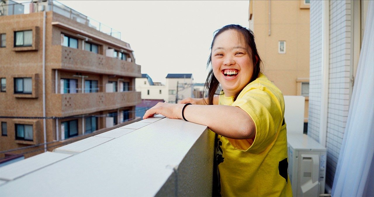 Shôko sur le balcon de sa nouvelle maison (© Masterworks)