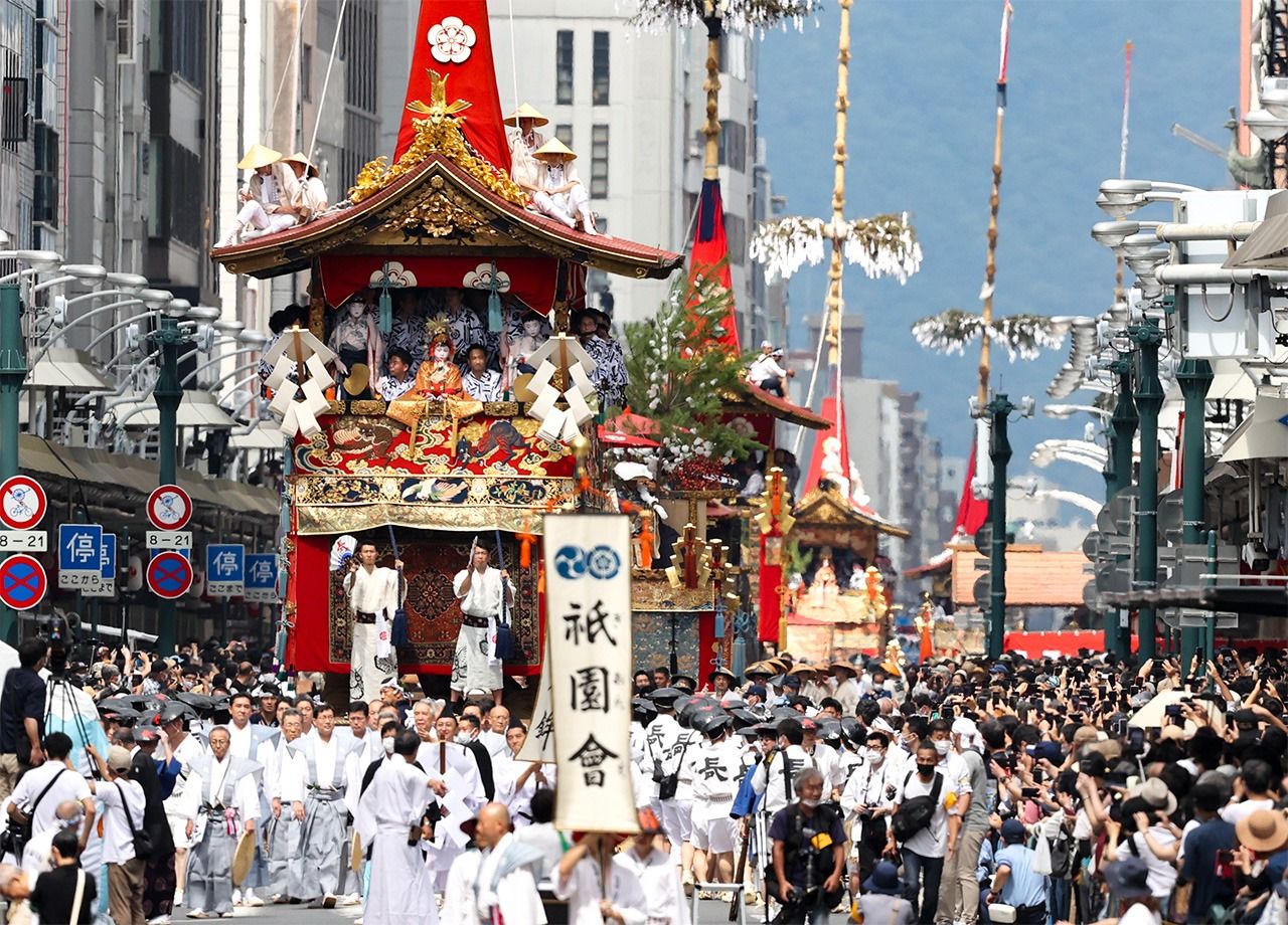La cérémonie des chars yamahoko pendant le festival de Gion, à Kyoto (Jiji)
