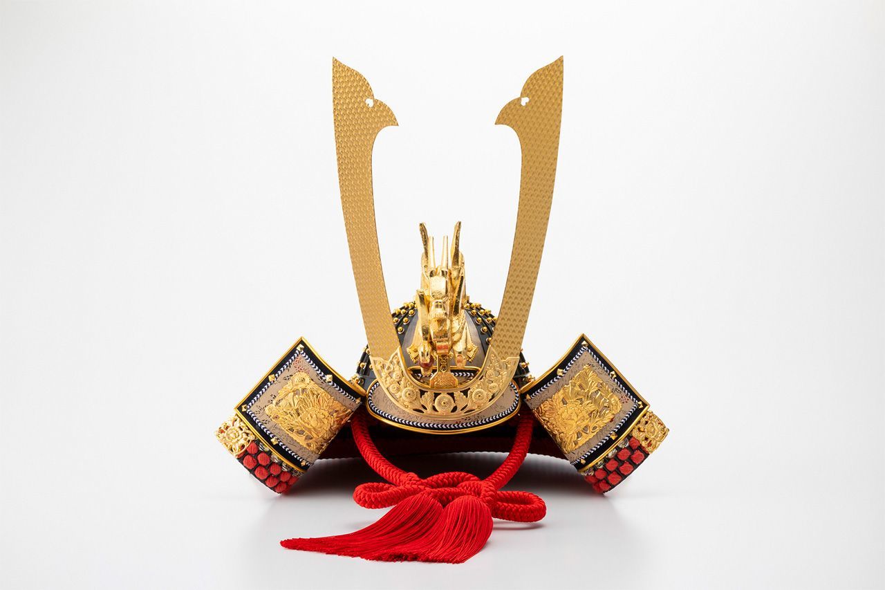 Casque d'un samouraï (kabuto), auquel le scarabée rhinocéros doit son nom en japonais. Il porte un kuwagata sur le devant.
