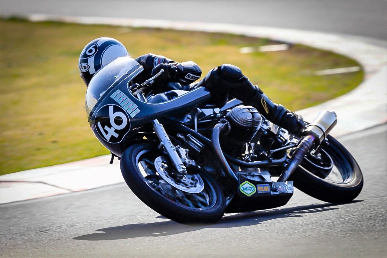 Nakajima Shirô sur une moto BMW qu'il a lui-même customisée lors d’une course de moto rétro. (© Nakajima Shirô).