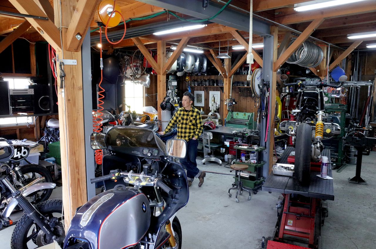 La boutique principale de 46works avec de nombreuses motos, pièces détachées et machines. Une autre partie de l’atelier est consacrée aux véhicules à quatre roues. (© Fuchi Takayuki)