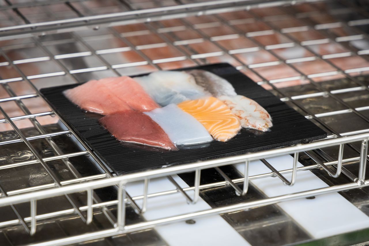 Après emballage sous vide, l’assortiment de sushis est placé dans le congélateur. Cette méthode libère moins de « gouttes » qu’un emballage sous vide dans des sacs classique.
