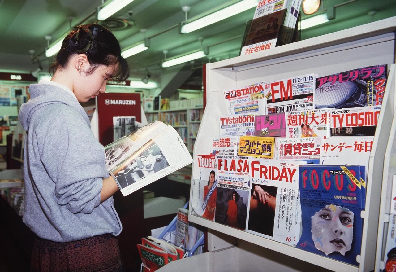 Les hebdomadaires illustrés sont sur toutes les étagères des librairies dans les années 1980, comme ici à la grande librairie Maruzen, à Tokyo, en novembre 1987. (© Jiji)