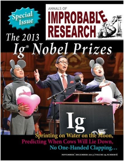 Un magazine spécialement publié par la revue scientifique humoristique Annals of Improbable Research (AIR), responsable de l’organisation des prix Ig Nobel, après la cérémonie de remise des prix. Uchiyama Masateru se trouve à droite.