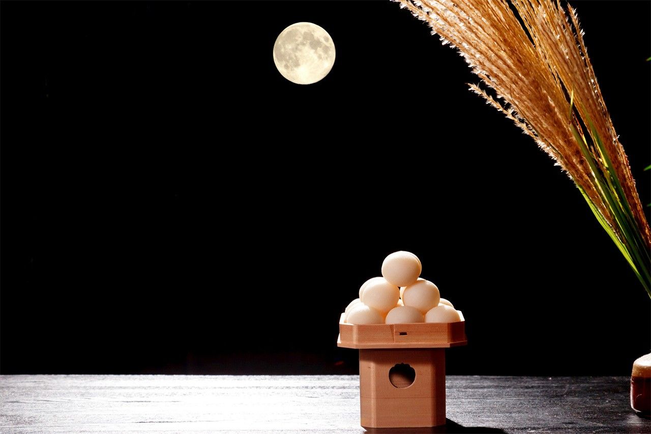 Boulettes de riz et herbes de la pampa exposées pour la contemplation de la lune.