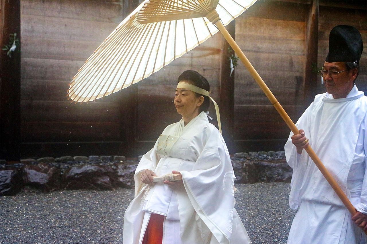 Kuroda Sayako (à gauche), fille de l’empereur émérite Akihito et de l’impératrice émérite Michiko, préside pour la première fois le Kannamesai en tant que prêtresse en chef du sanctuaire, le 16 octobre 2017. (Jiji)