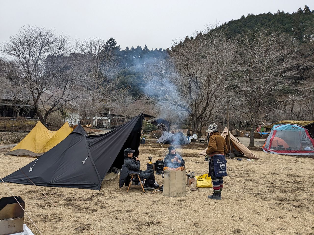 Le camping d'automne et d'hiver rencontre de plus en plus de succès, car il y a moins d'insectes, permettant de mieux profiter des feux de camp et de la cuisine en plein air. (© Sakurai Nobuki)