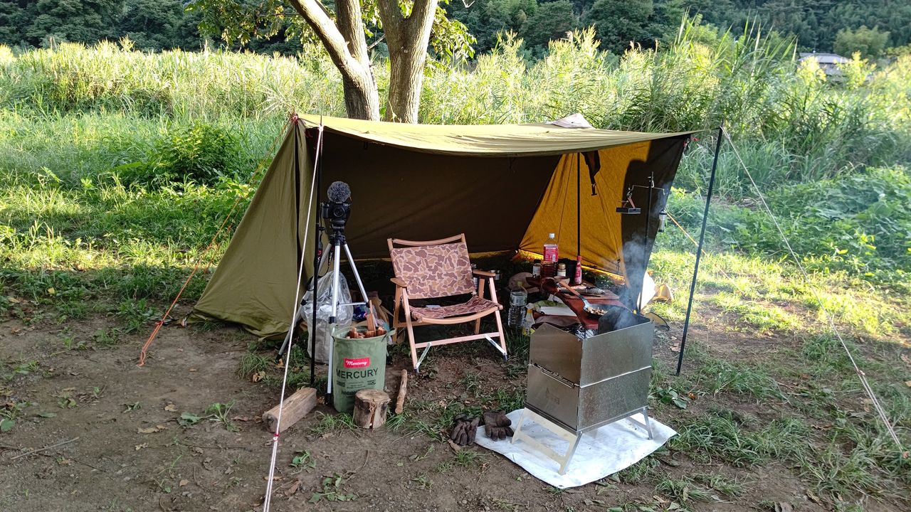 Une installation typique de camping en solitaire. Les campeurs peuvent personnaliser à loisir leurs différents équipements. (© Sakurai Nobuki)