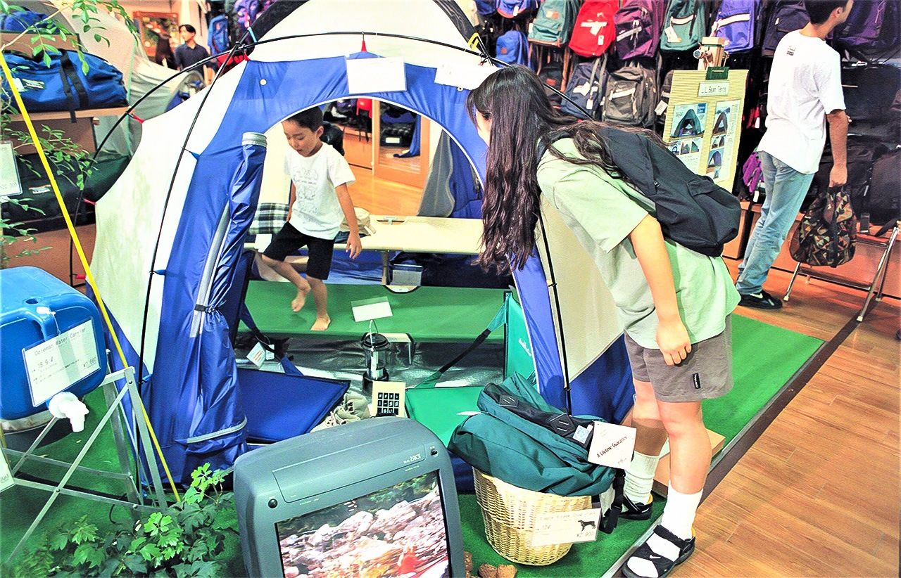 Un rayon de matériel de camping dans un magasin d'articles de sport. Cette activité s’est rapidement répandue en tant que loisir chez les femmes et les enfants. (© Jiji)