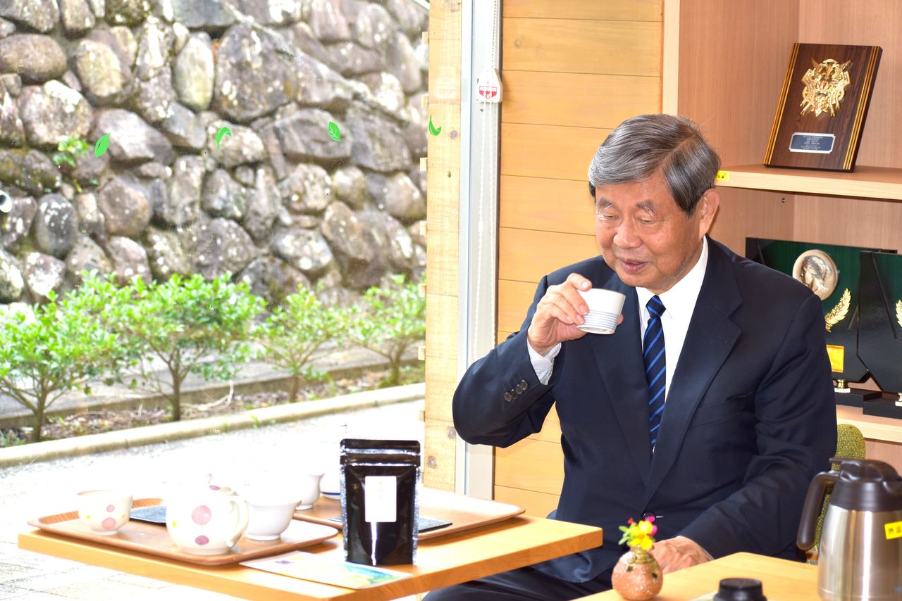 Muraoka Yasuhiro, président de Muraoka Sôhonpo, une chaine de pâtisseries fondée en 1899 spécialisée notamment dans les ogi yôkan (gelées de haricots rouges sucrées), déguste du thé noir « Ureshino ». Le thé noir japonais se marie parfaitement avec les sucreries traditionnelles japonaises. (Photo prise le 15 juillet 2023, au « Cha-o-shiru Ureshino Tea Center », à Ureshino)