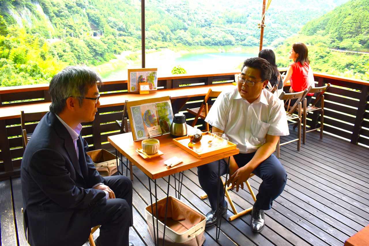 La vue depuis la terrasse est spectaculaire. Au café « Asunaro », on sert également du thé noir japonais. (Photo prise le 21 juillet 2023, à Niyodo-gawa, préfecture de Kôchi)