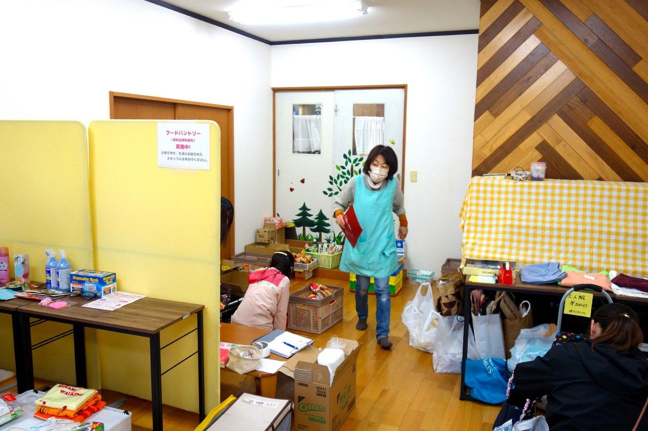 Iiyoshi Akiko, en bleu, dirige les activités de la banque alimentaire Food Bank Kanagawa qui viennent en aide aux familles monoparentales. (© Nippon.com)