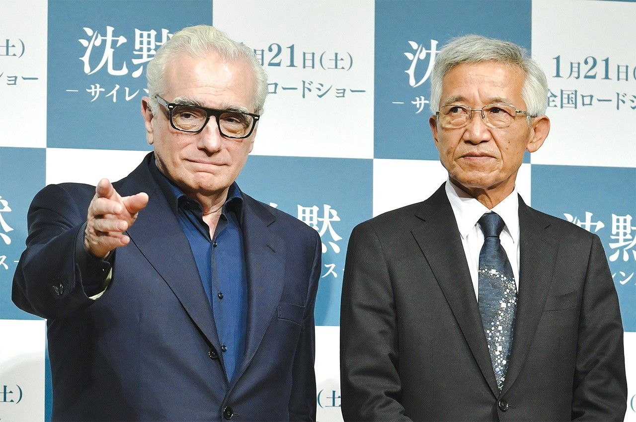 Le réalisateur Martin Scorsese et Murakami Shigenori, l’un descendant des « chrétiens cachés », lors d'une conférence de presse au Japon pour le film Silence, en janvier 2017. (Jiji Press)