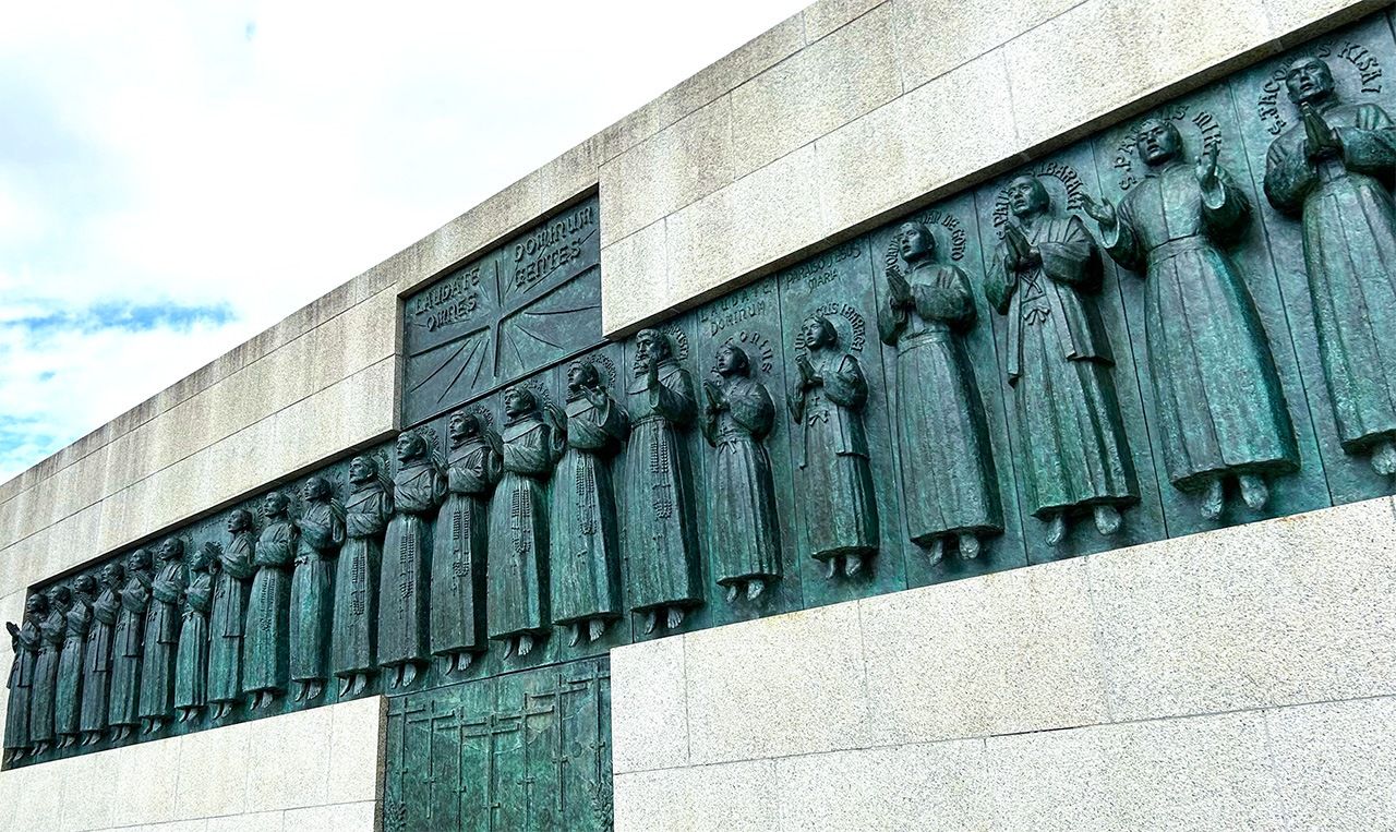 Le monument des 26 saints martyrs du Japon, dans le parc Nishizaka, à l’est de la gare de Nagasaki, près de la station de la NHK Nagasaki.