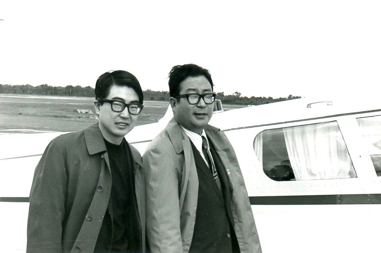 Komatsu Sakyô (à droite) et son éditeur, Hamai Takeshi. Les deux hommes avaient affrété un avion afin de parcourir l’Australie, un voyage de recherches pour alimenter la potentielle suite du roman. (Avec l’aimable autorisation de Hamai Takeshi)
